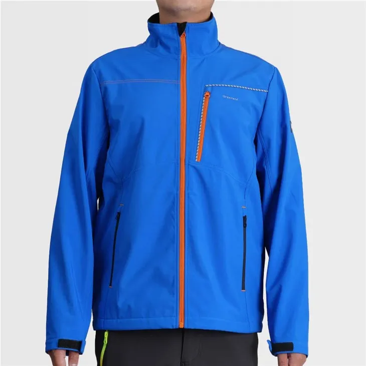 Moderne Softshelljacke mit leichtem Stoff
